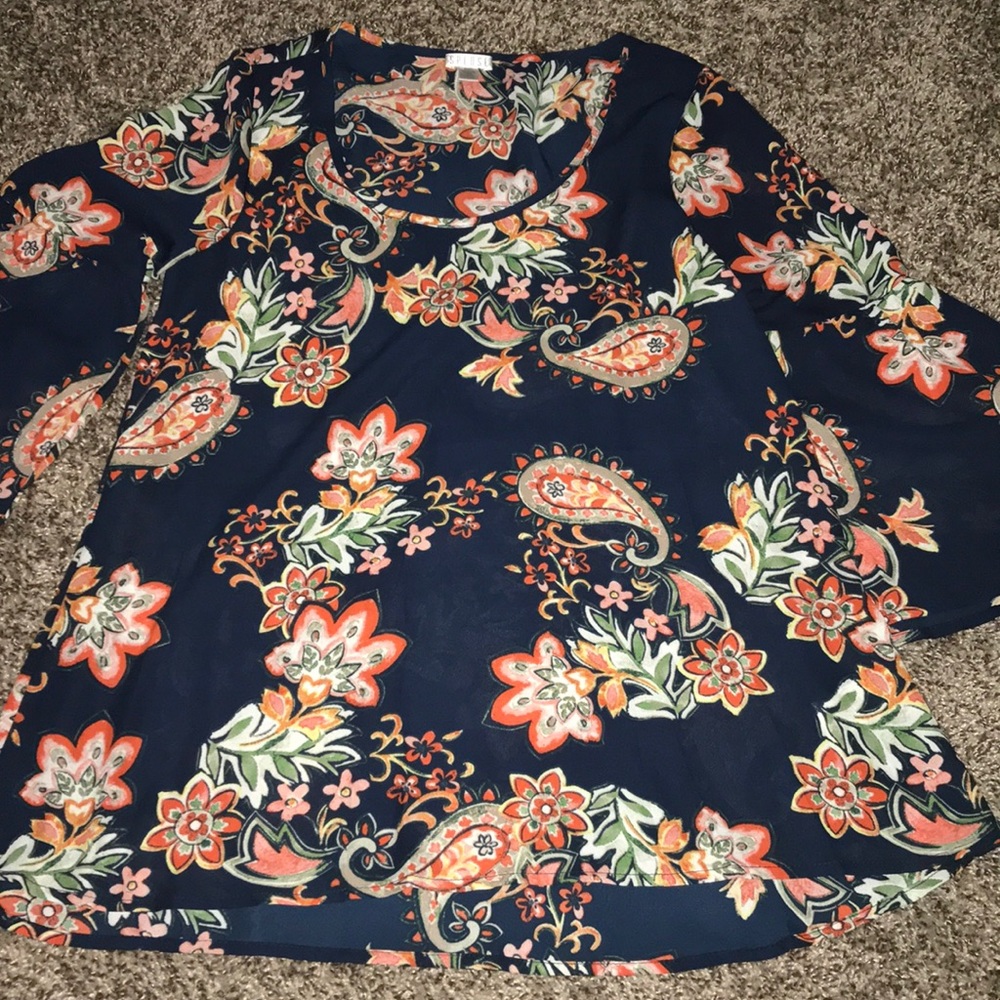 Lovely floral flowy top (longer length)